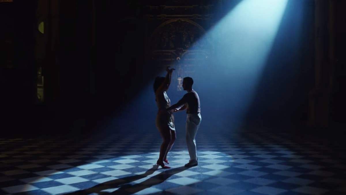 Escena del videoclip de la canción "Ateo"