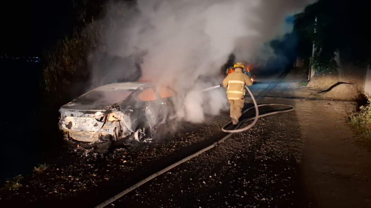 Un vehículo incendiado en Valle de Santiago, Guanajuato, la noche del Grito de Independencia