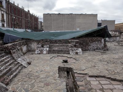 Inician retiro de techo en Templo Mayor; crearán museos con hallazgos en la ruta del "Tren Maya"