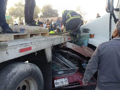 Adulto mayor quedó prensado tras fuerte choque con tráiler y camión en la México-Querétaro