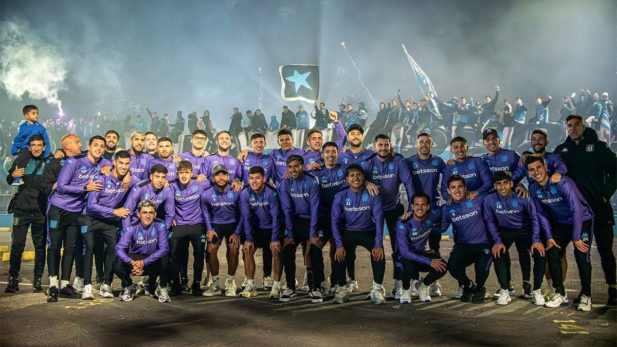 Todos juntos. El plantel de Racing junto a los hinchas.