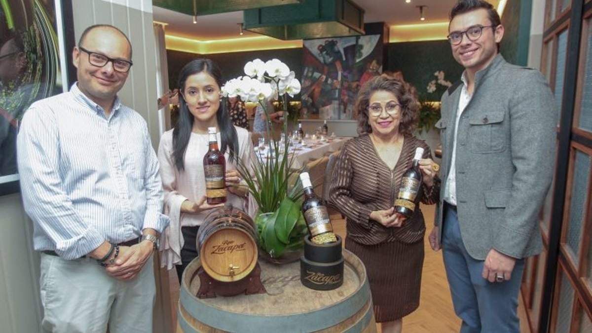 Una experta en química en destilería guatemalteca. Fuente: (Instagram)