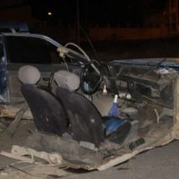 Impactante accidente en la rotonda de Zapala: un auto se partió al medio tras chocar contra un poste de luz