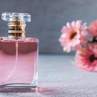 Si tenés frascos de perfumes vacíos, guardalos y creá este genial aromatizador para tu habitación