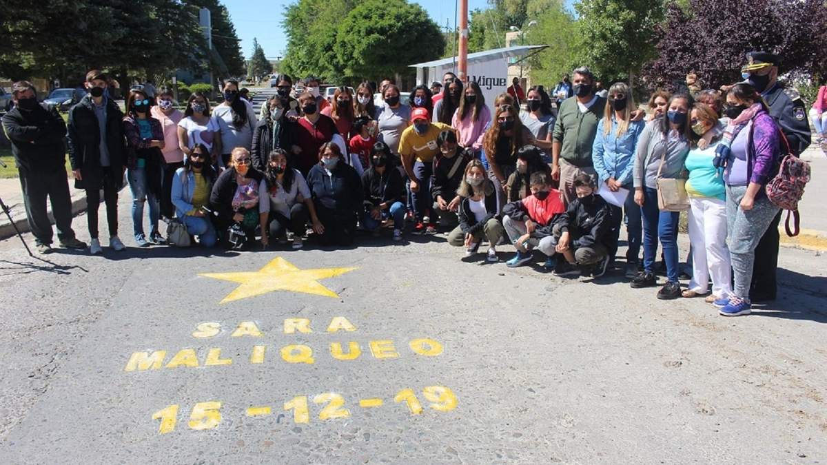 Familiares y amigos pintaron la estrella amarilla. Fuente: (Daniel Signorile)