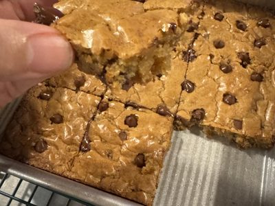 Blondies proteicos con chips de chocolate: para esos días fríos en los que querés algo dulce sin subir tantas calorías