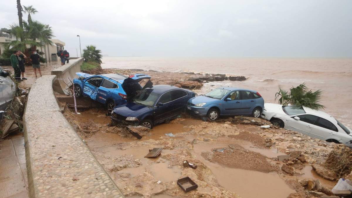 Vehículos arrastrados por las inundaciones en España. Fuente: (Twitter)
