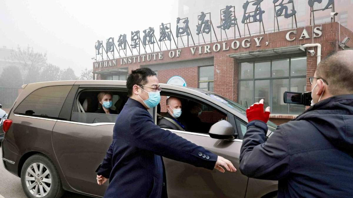 Expertos de la OMS a las afueras del Instituto de Virología de Wuhan, donde se reportó por primera vez la COVID 19. Fuente: (Twitter)