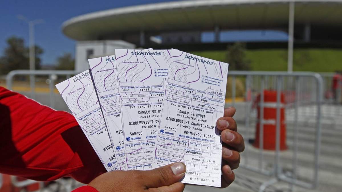 Un usuario muestra boletos que adquirió en Ticketmaster