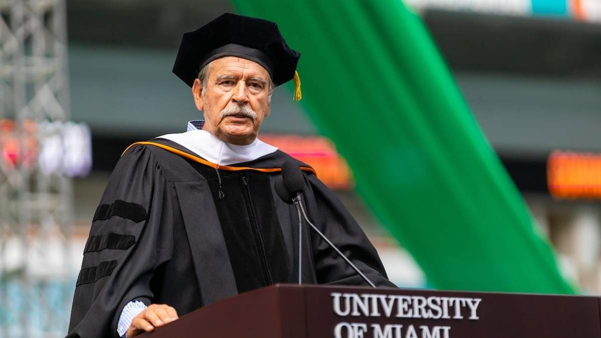 Vicente Fox recibió un certificado honoris causa de la universidad de Miami