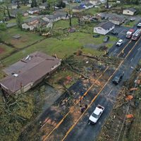 Tornados arrasan viviendas y dejan tres muertos en sur y centro-norte de EU (Videos)