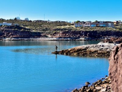 Denuncian que arrojan desechos cloacales al lago en El Chocón