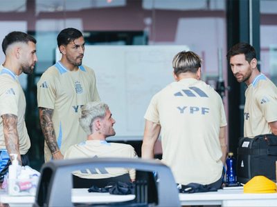 Con Messi y De Paul, la Selección argentina inició su concentración