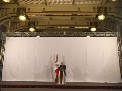 AMLO convierte la mañanera en festival por el Día de las Madres