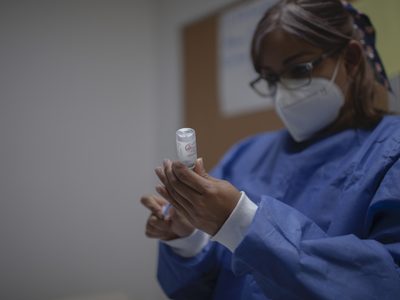 Quinta ola de covid-19 impone récord de fallecimientos en México