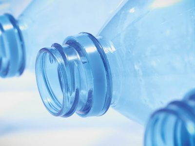 Todo reciclado: con botellas y recipientes de plástico, creá una guirnalda de luces que todos querrán en Navidad