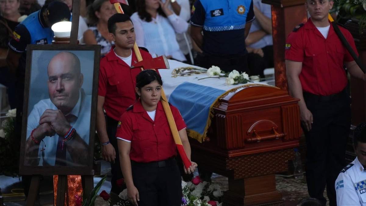 Bomberos custodian el ataúd durante el funeral del alcalde de Manta, Agustín Intriago