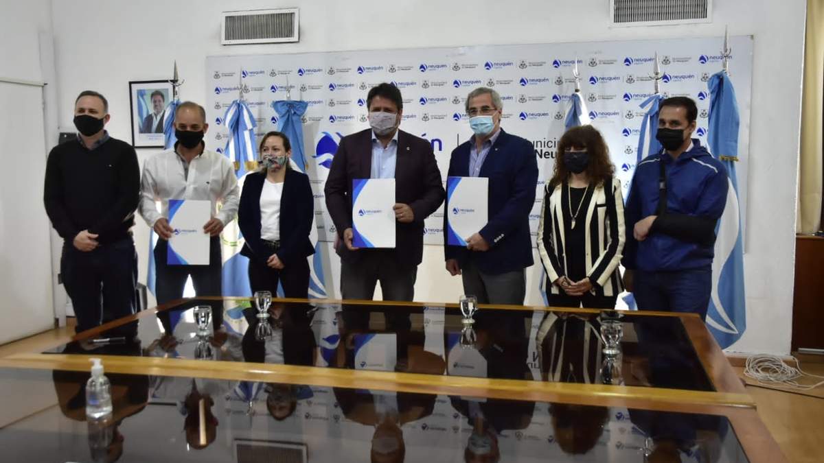 Firma de convenio. Fuente: (Twitter)