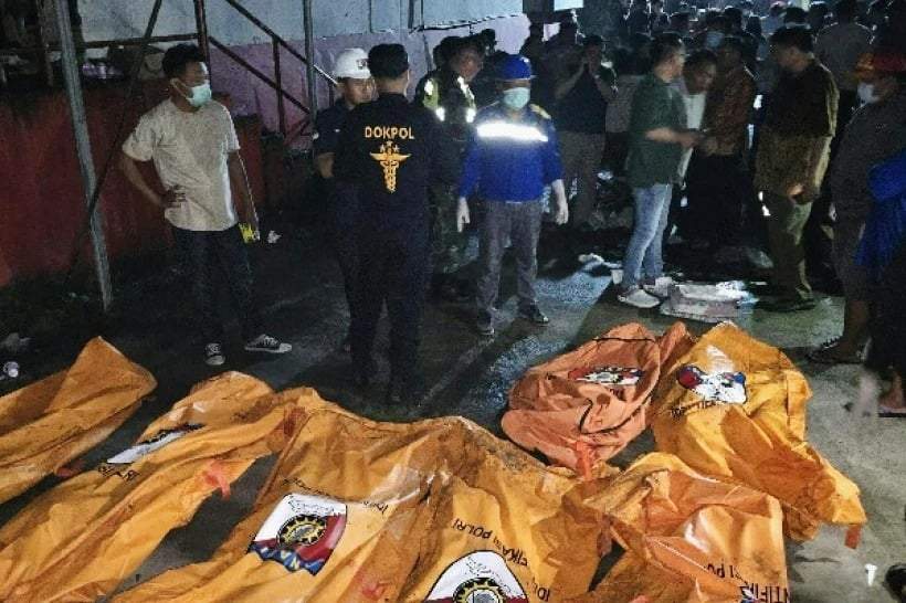 En esta foto, publicada por la Policía Regional de Sulawesi del Norte el lunes 29 de diciembre de 2025, se ven bolsas con cadáveres de las víctimas de un incendio en una residencia de ancianos en Manado, provincia de Sulawesi del Norte, Indonesia