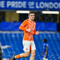 Jake Daniels, jugador de 17 años del Blackpool de Inglaterra, se declara abiertamente gay