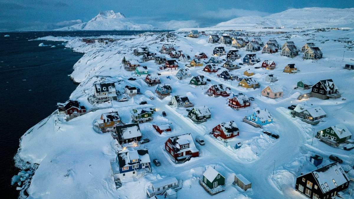 Casas cubiertas de nieve se ven en la costa de Nuuk, Groenlandia