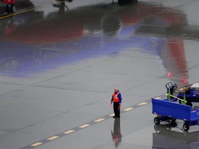 Turbina de avión succiona y mata a trabajador aéreo