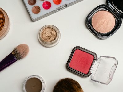 El colorete que te va a cambiar el maquillaje y hacerte ver más joven, según las modelos del momento