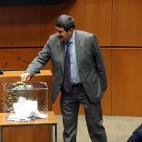 Pese a orden de aprehensión, Javier Corral toma protesta como senador