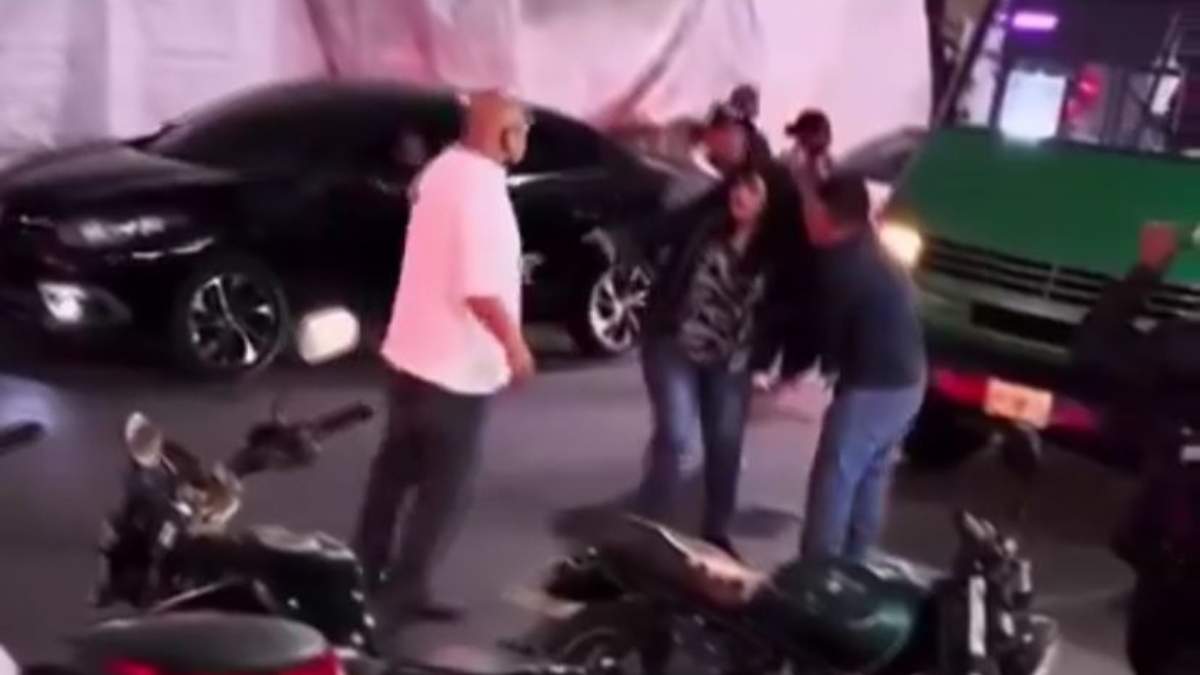 Hombre de blanco, el agresor