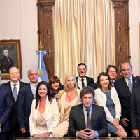 Primera reunión de gabinete: revisión de contratos, 100 % de presencialidad y fuerte recorte fiscal