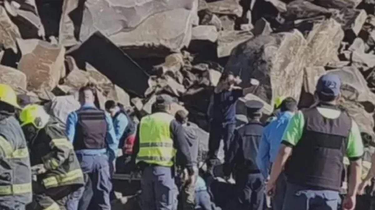 Una familia resultó herida en el derrumbe en el Cerro de la Virgen en Chos Malal, en agosto de 2023. Fuente (X)