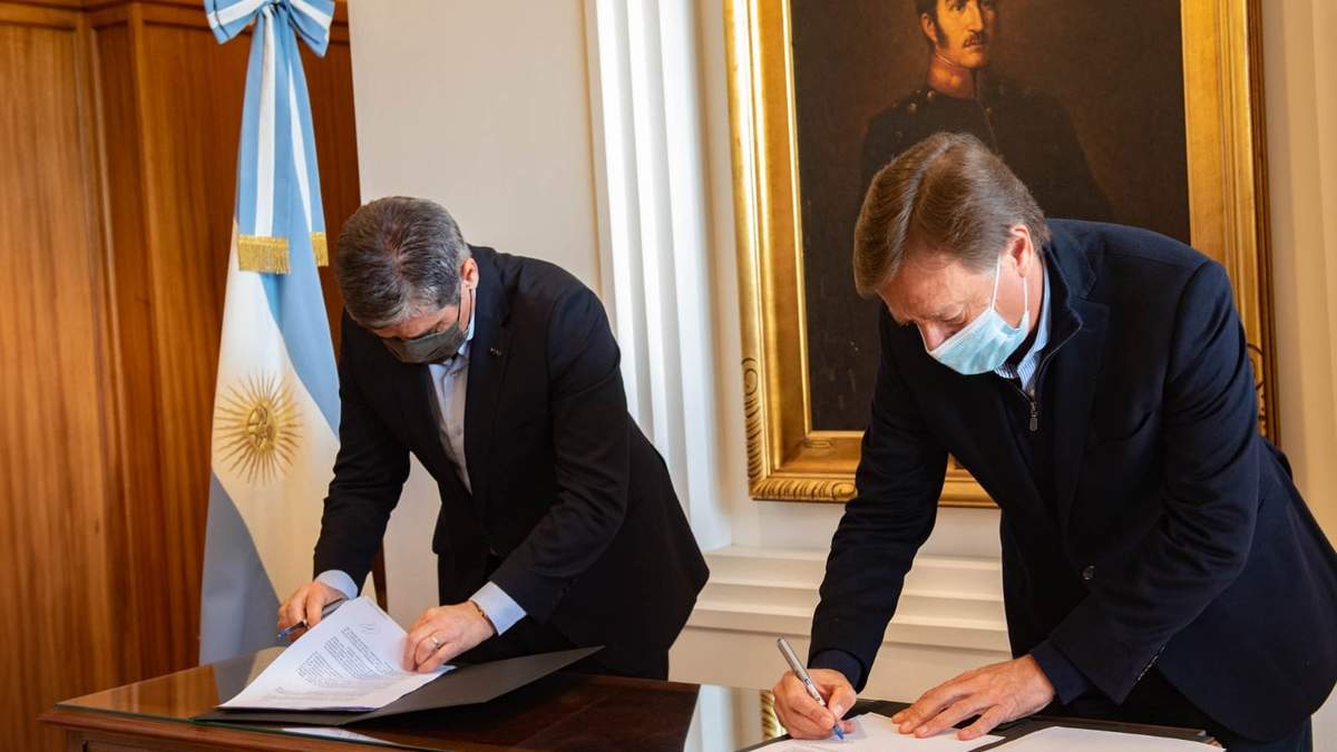 La firma entre Pablo González y Rodolfo Suárez en Casa de Gobierno. Fuente: (Twitter)