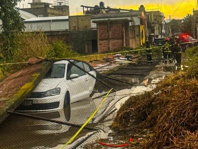 Graban la caída de una barda en Toluca; fue “nube de embudo”, no tornado, dice el gobierno