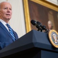 Biden sopesa ahora detener a familias migrantes