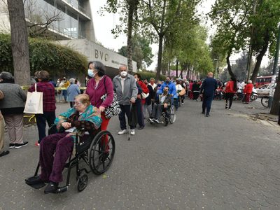 Adultos mayores saturan Biblioteca Vasconcelos por dosis de refuerzo; en Campo Marte, poca afluencia