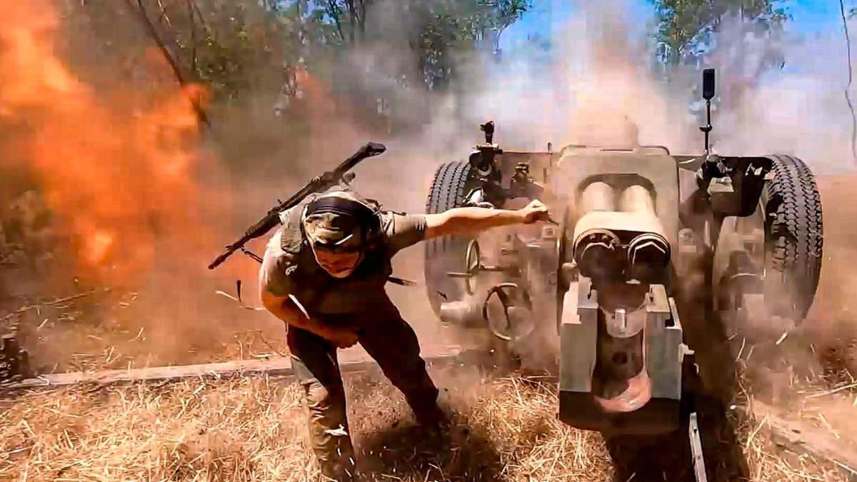 En esta imagen, tomada de un video distribuido por el Ministerio de Defensa de Rusia, un soldado ruso dispara un D-30 hacia posiciones ucranianas en un lugar no revelado de Ucrania