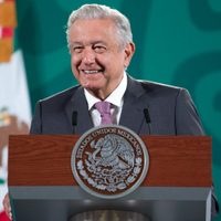 Práctica corrupta y generalizada el reparto de notarías: AMLO