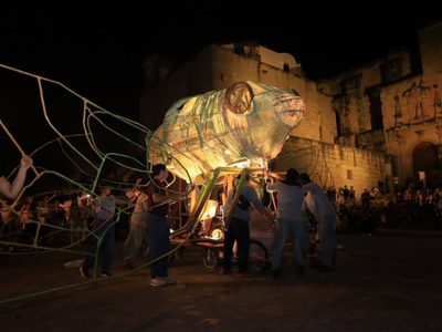 “ARCA”: el espectáculo callejero inspirado en la chicharra que transforma las calles de Oaxaca