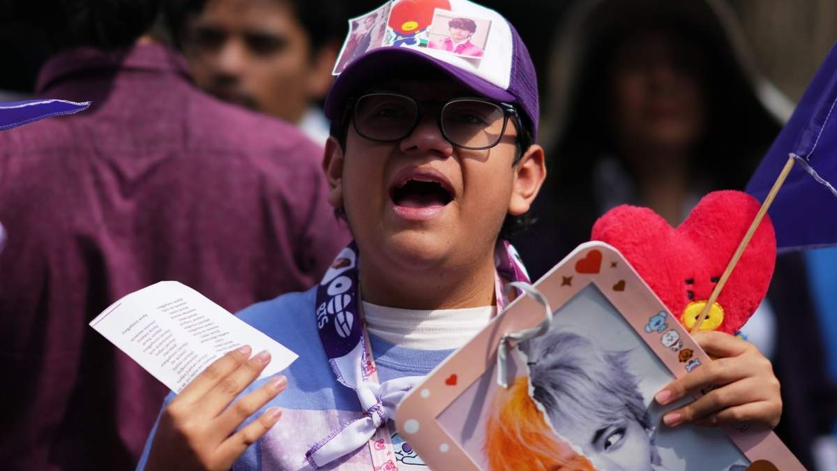 Fans de la banda coreana BTS, conocidos como ARMY, protestan por el manejo de la venta de entradas para los próximos conciertos de la banda en la Ciudad de México