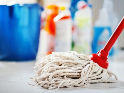 Sin usar lavandina, dejá tu mopa como nueva con 3 productos que tenés siempre en casa