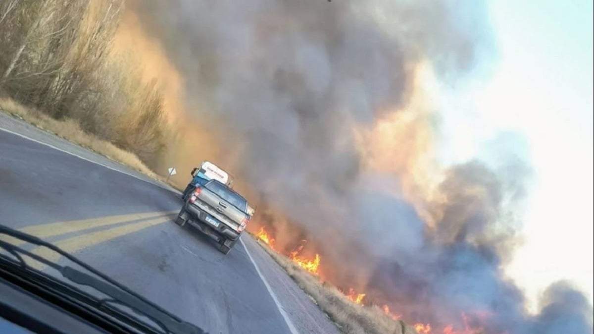 El fuego se extendió a ambas márgenes de la ruta 22. Fuente: (Facebook)