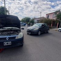 Manejaba alcoholizado y chocó contra un auto estacionado
