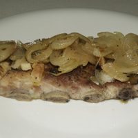 Costillitas de cerdo con cebolla caramelizada: vas a quedar como un verdadero chef con esta recetaza