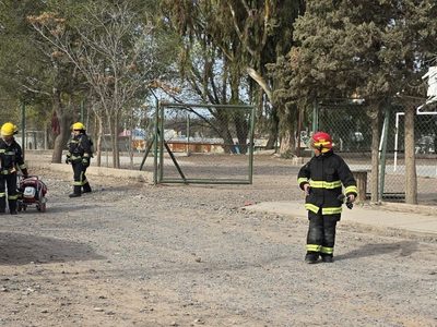 Evacuaciones y alarma en la escuela 360 de Centenario por posible fuga de gas en una estación de servicios
