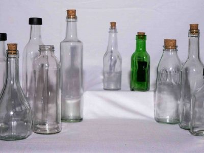 Con las botellas de vidrio que siempre tirás, armá este coqueto y útil proyecto para tu habitación