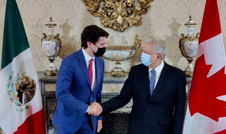 El saludo entre Justin Trudeau y  Andrés Manuel López Obrador