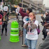 Familiares de desaparecidos bloquean Viaducto y reclaman a Brugada en evento del Mundial