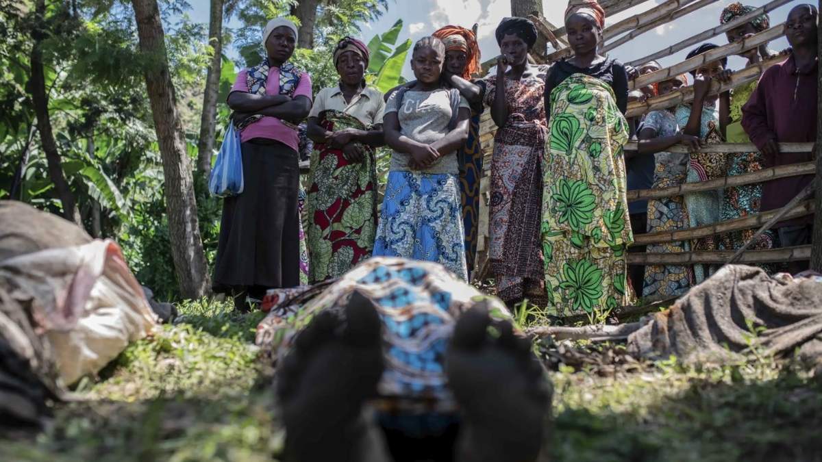 Familiares identifican a víctimas de inundaciones en la localidad de Nyamukubi, en la provincia de Kivu del Sur, República Democrática del Congo