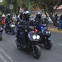 Detienen en Iztapalapa a cinco policías con medicamentos robados y mariguana