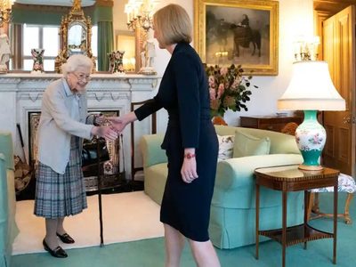 Liz Truss visitó a la reina Isabel II y ahora sí se convirtió en la primera ministra del Reino Unido